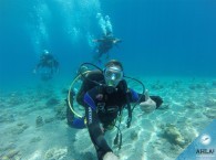 подводная прогулка с инструктором группы OW_underwater swimming_scuba instructor with students from Open Water Diver course.jpg